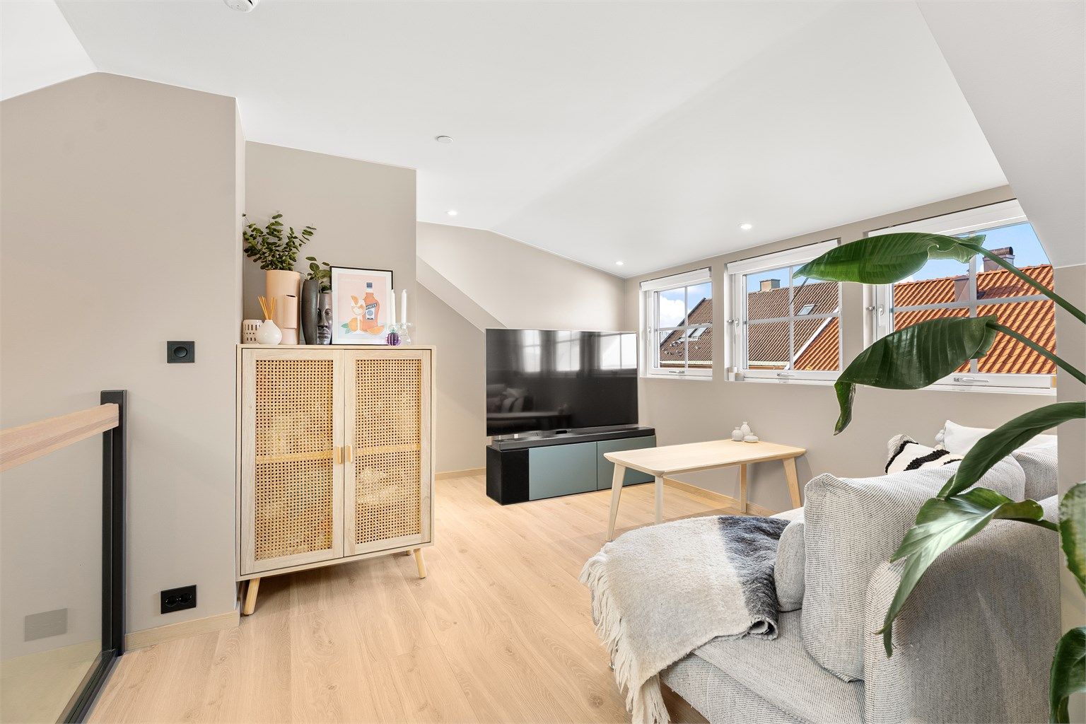 Fra stuen er det videre inngang til soverom nr. 2 og 3 samt ekstra toalettrom. 