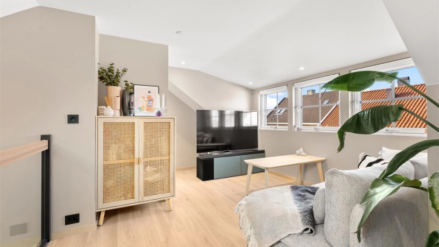 Fra stuen er det videre inngang til soverom nr. 2 og 3 samt ekstra toalettrom.