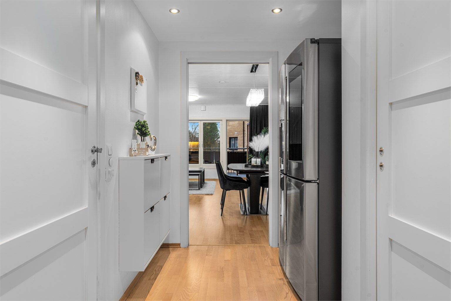 Entreen har nedfelt himling med downlights