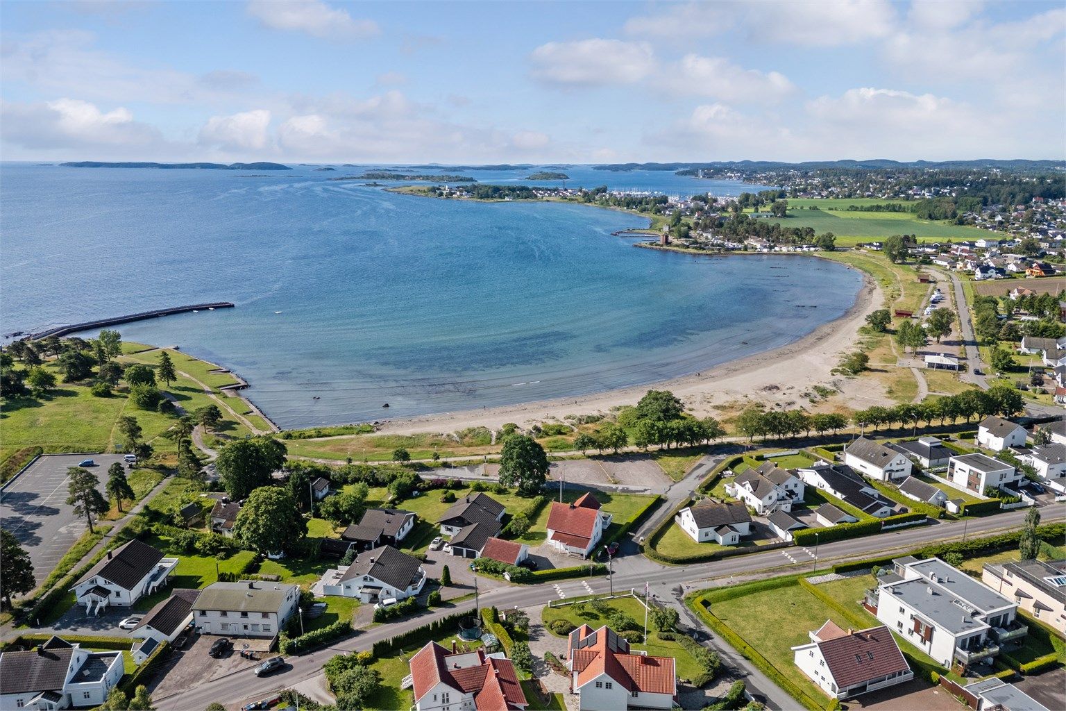 Det er gangavstand til barneskole, ungdomsskole, barnehage og bussholdeplass.