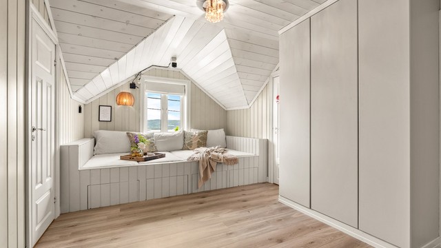 En plassbygd sittebenk med oppbevaring utnytter plassen under skråtaket optimalt.