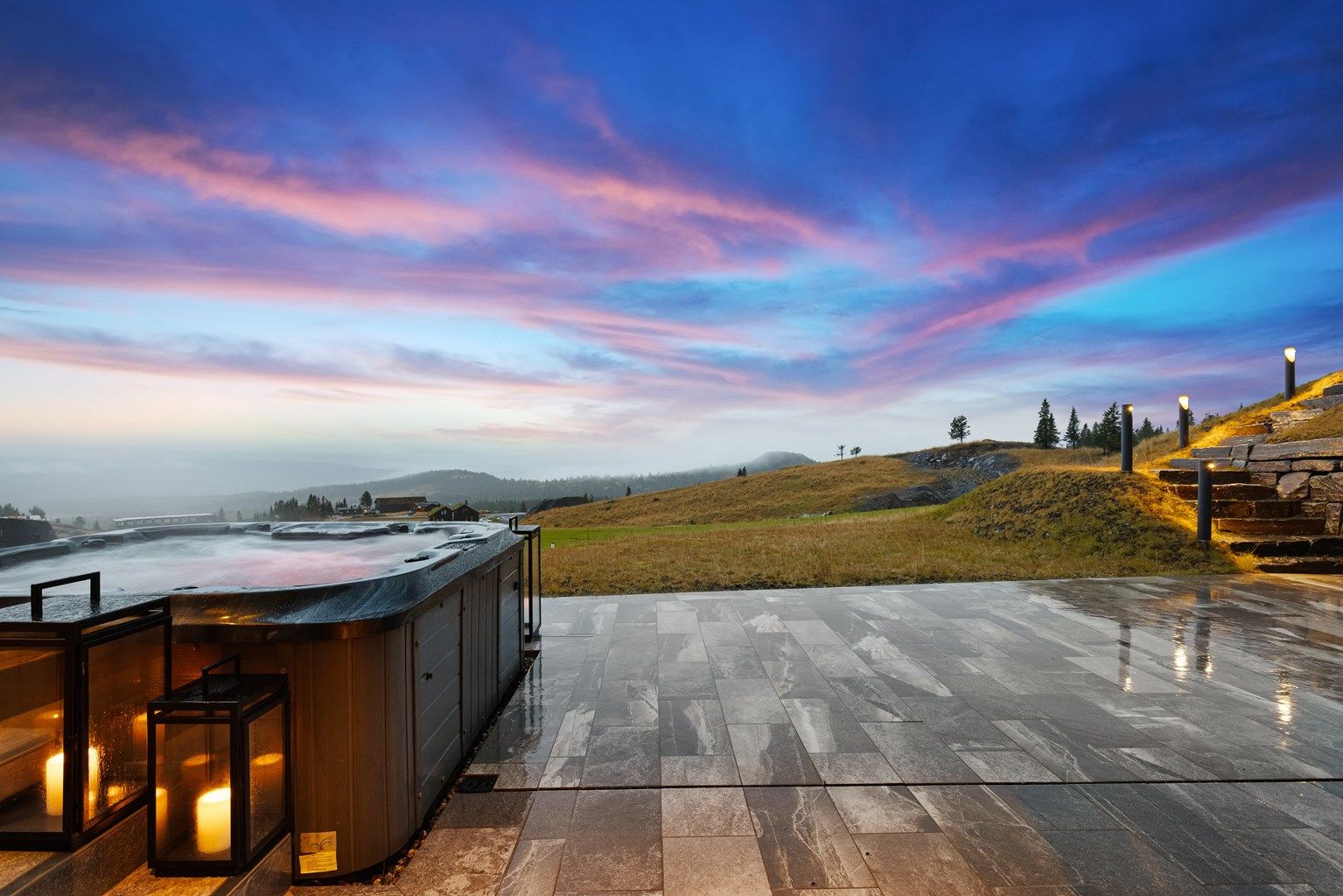 Flott utsikt mot de nærliggende fjellområdene.