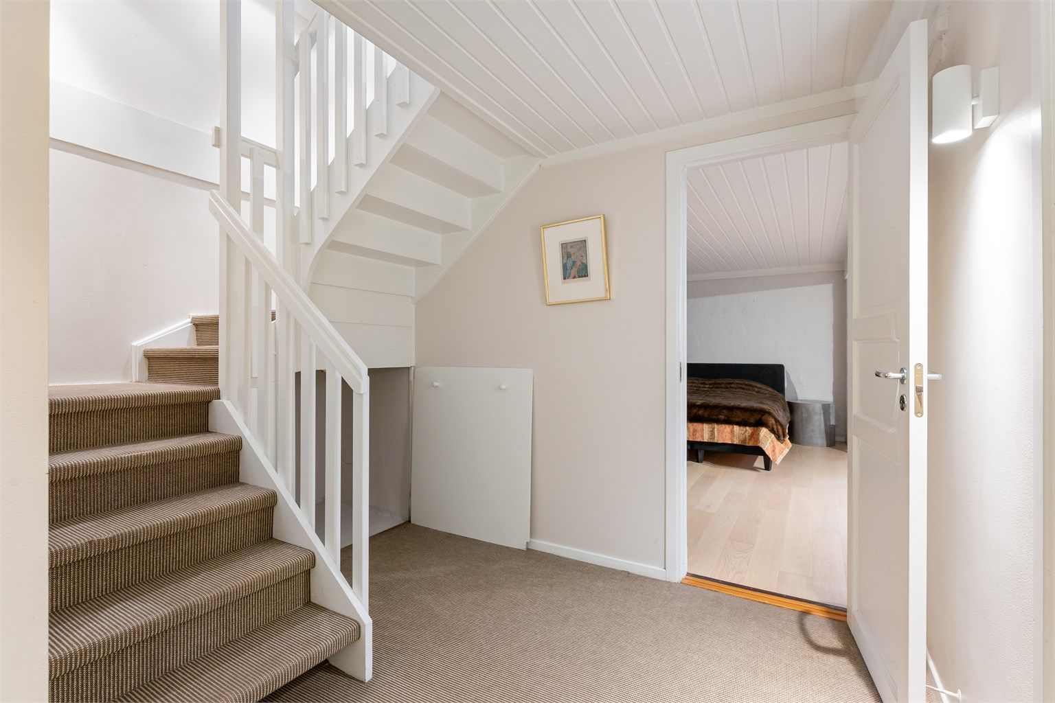 Fra trappegangen i kjelleren er det inngang til det innredede rommet.