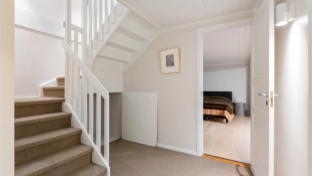 Fra trappegangen i kjelleren er det inngang til det innredede rommet.