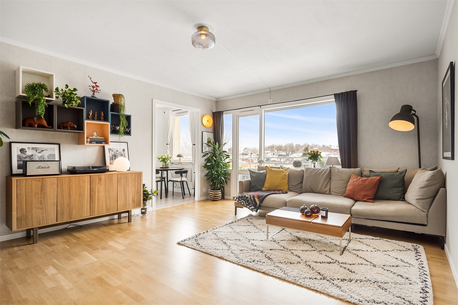 Fra stuen er det direkte utgang til balkongen.