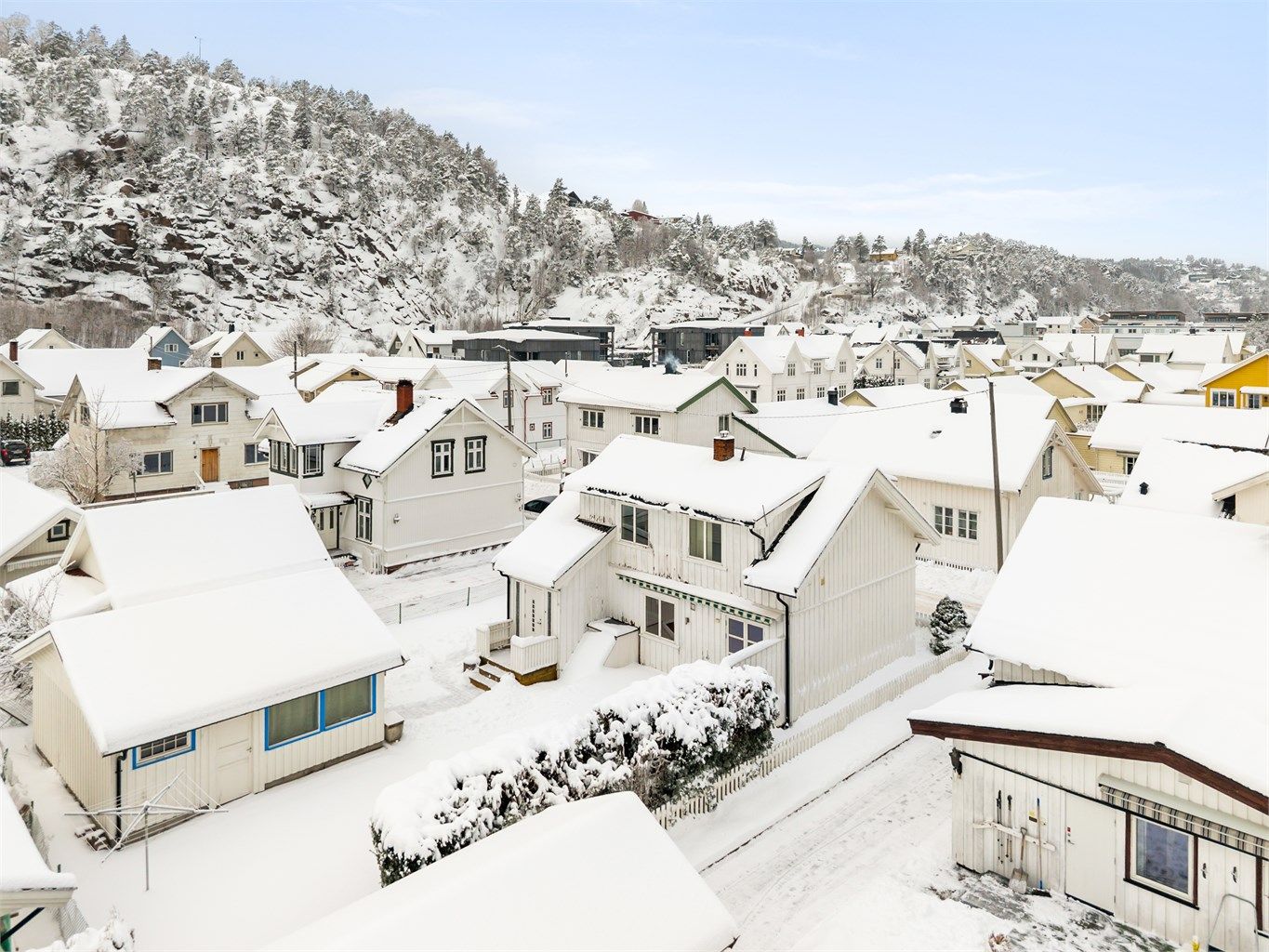 God plass til parkering i gårdsplass og dobbelgarasje