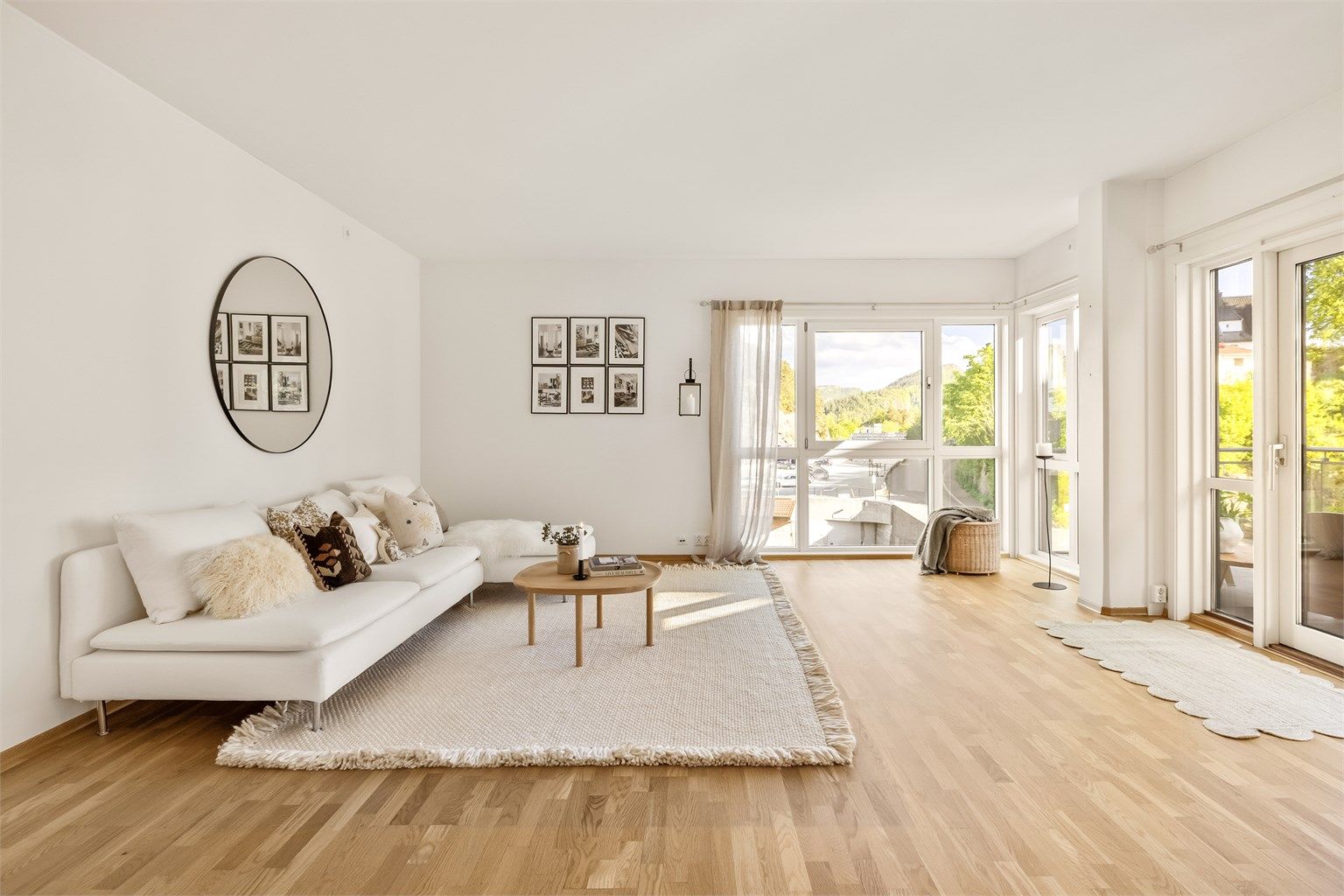 Fra stuen er det utgang til stor og solrik balkong