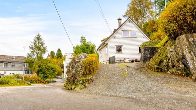 Adkomst via gruslagt oppkjørsel med plass til parkering foran huset