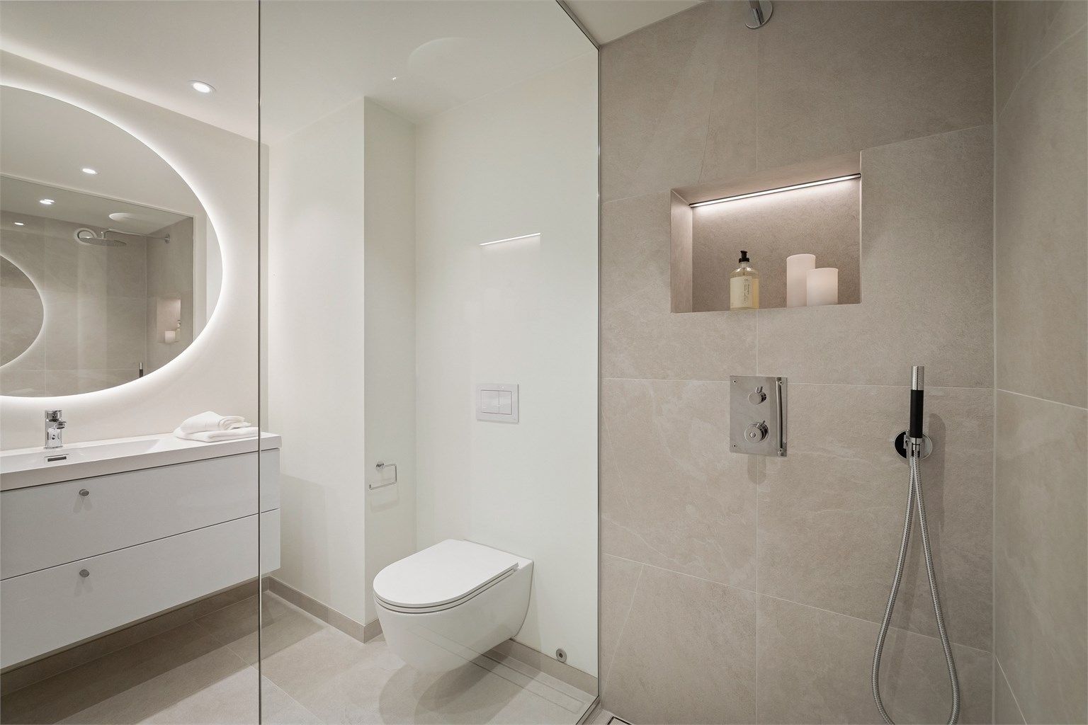 En romslig og gjennomført andelsleilighet med svært attraktiv beliggenhet i et veletablert og idyllisk boligområde på Nordseter/Kastellet