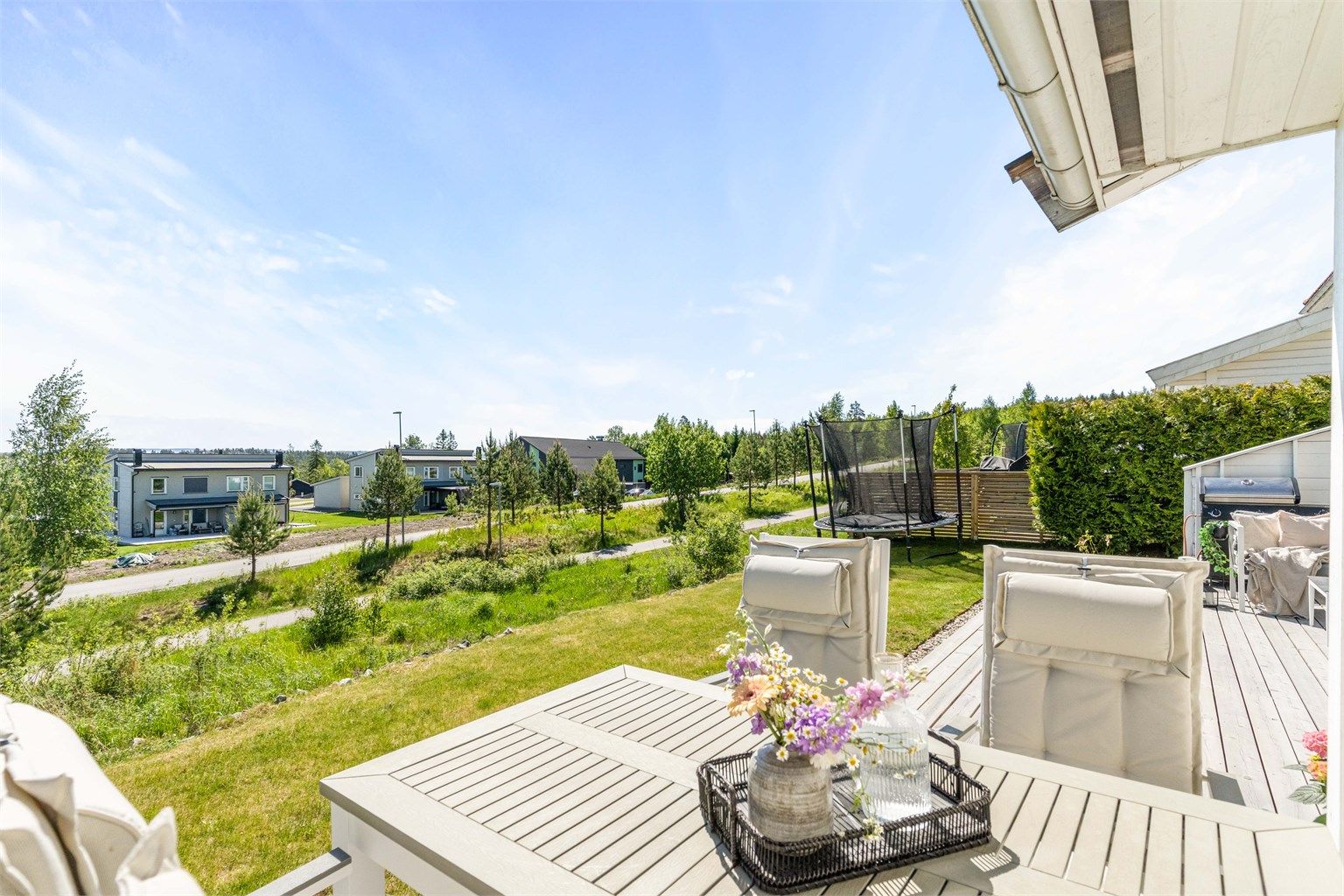 Uteområdet byr på god plass for lek og aktiviteter.