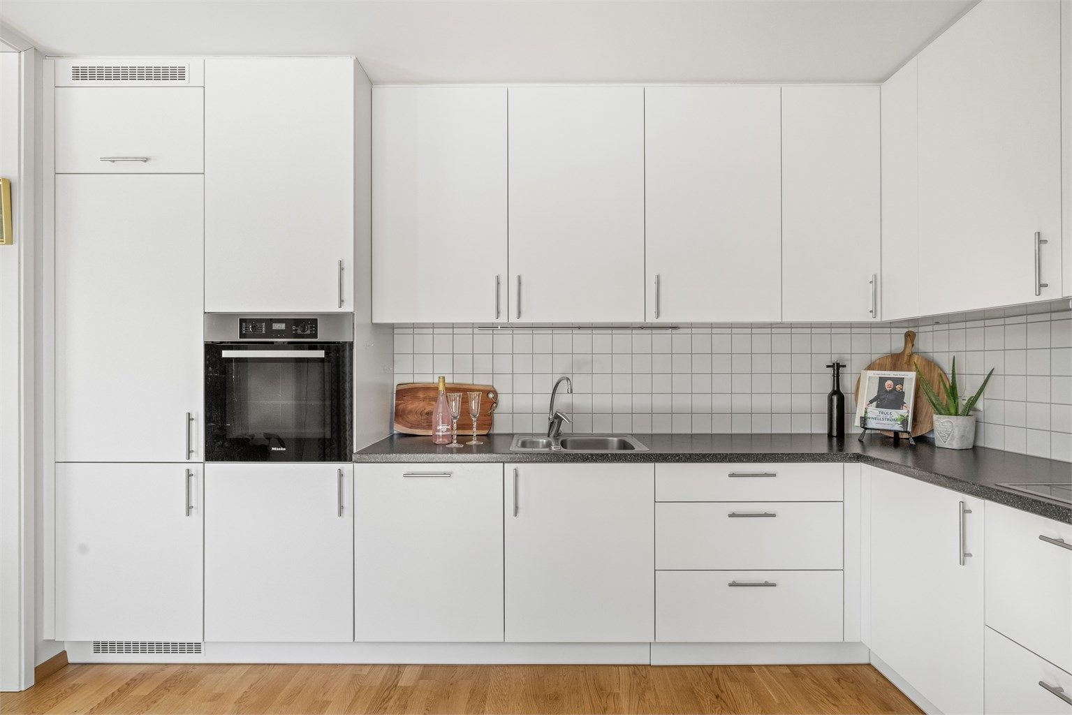 Kjøkkenet er utstyrt med integrert stekeovn, platetopp, oppvaskmaskin og kjøleskap med fryser.