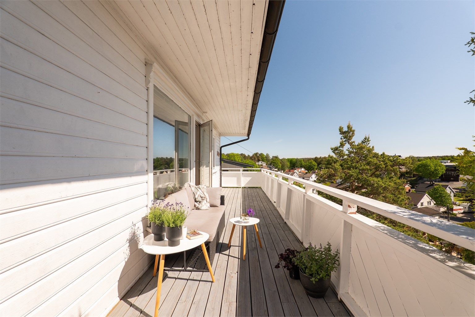 Sommerstid fyller solen altanen fra grytidlig morgen frem til midt på dagen.