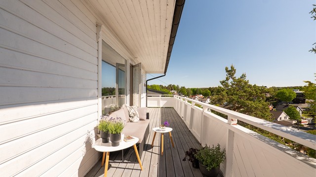 Sommerstid fyller solen altanen fra grytidlig morgen frem til midt på dagen.
