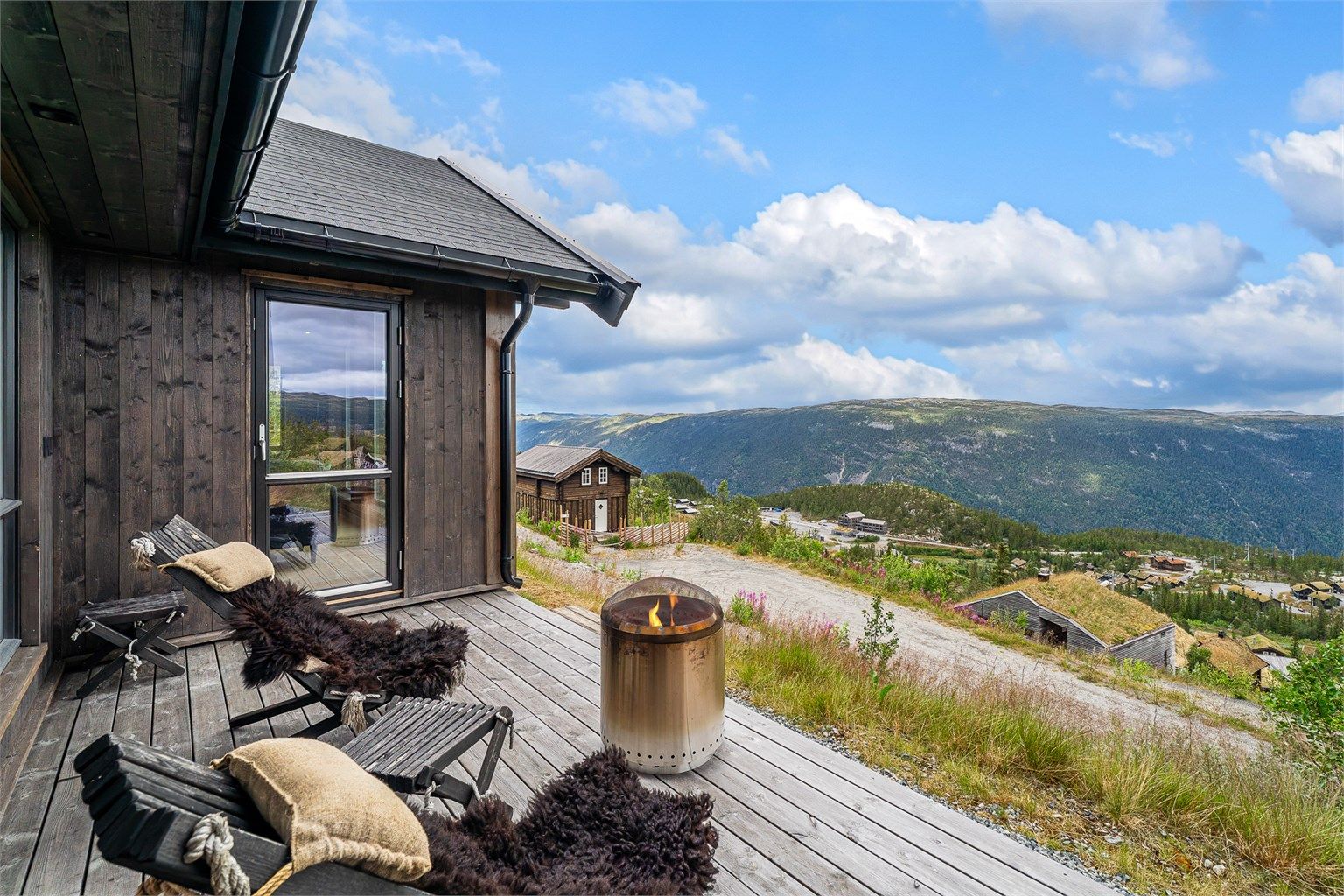 Terrassen har rikelig med plass til sittegrupper og bålpanne for fine utekvelder.