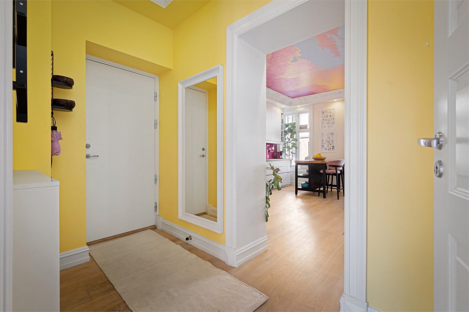 Flott entré med fine farger og plass til oppbevaring av sko og yttertøy. 