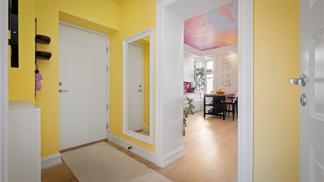 Flott entré med fine farger og plass til oppbevaring av sko og yttertøy.