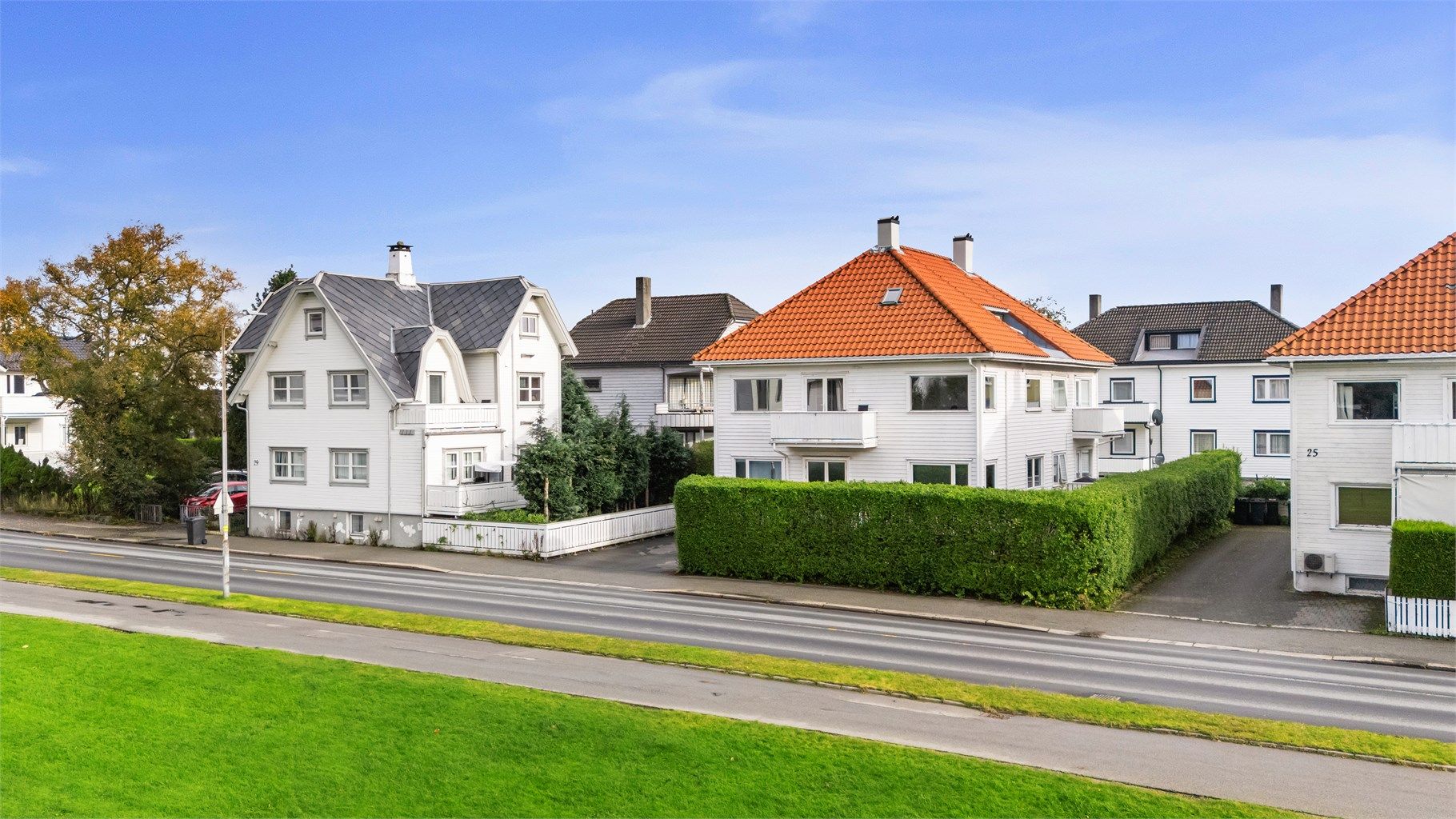 Eiendommen ligger i rolige omgivelser like ved grøntområdet på Kampens plass.