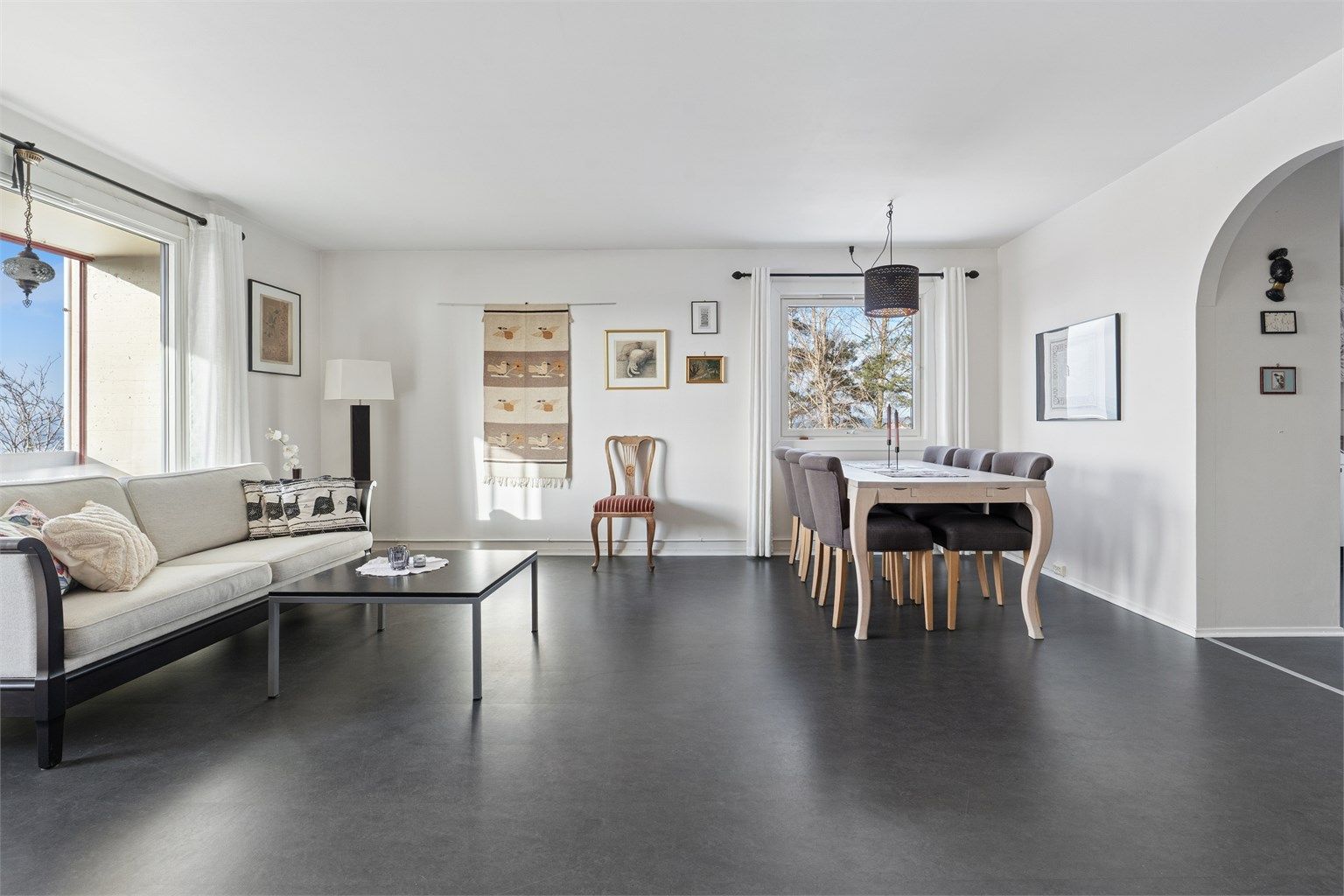 Stuen er et romslig samlingspunkt med god plass til både sofagruppe og spisebord.