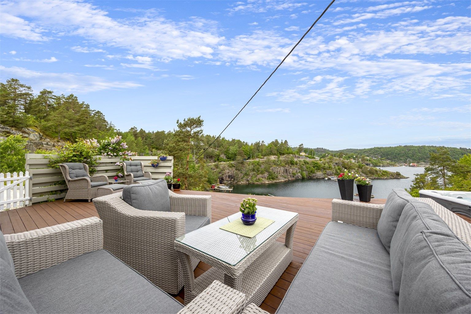 Den romslige terrassen har god plass til flere sittegrupper og gode solforhold med sol fra tidlig morgen til ca. kl. 21:00 midtsommers.