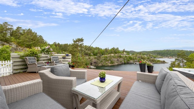 Den romslige terrassen har god plass til flere sittegrupper og gode solforhold med sol fra tidlig morgen til ca. kl. 21:00 midtsommers.