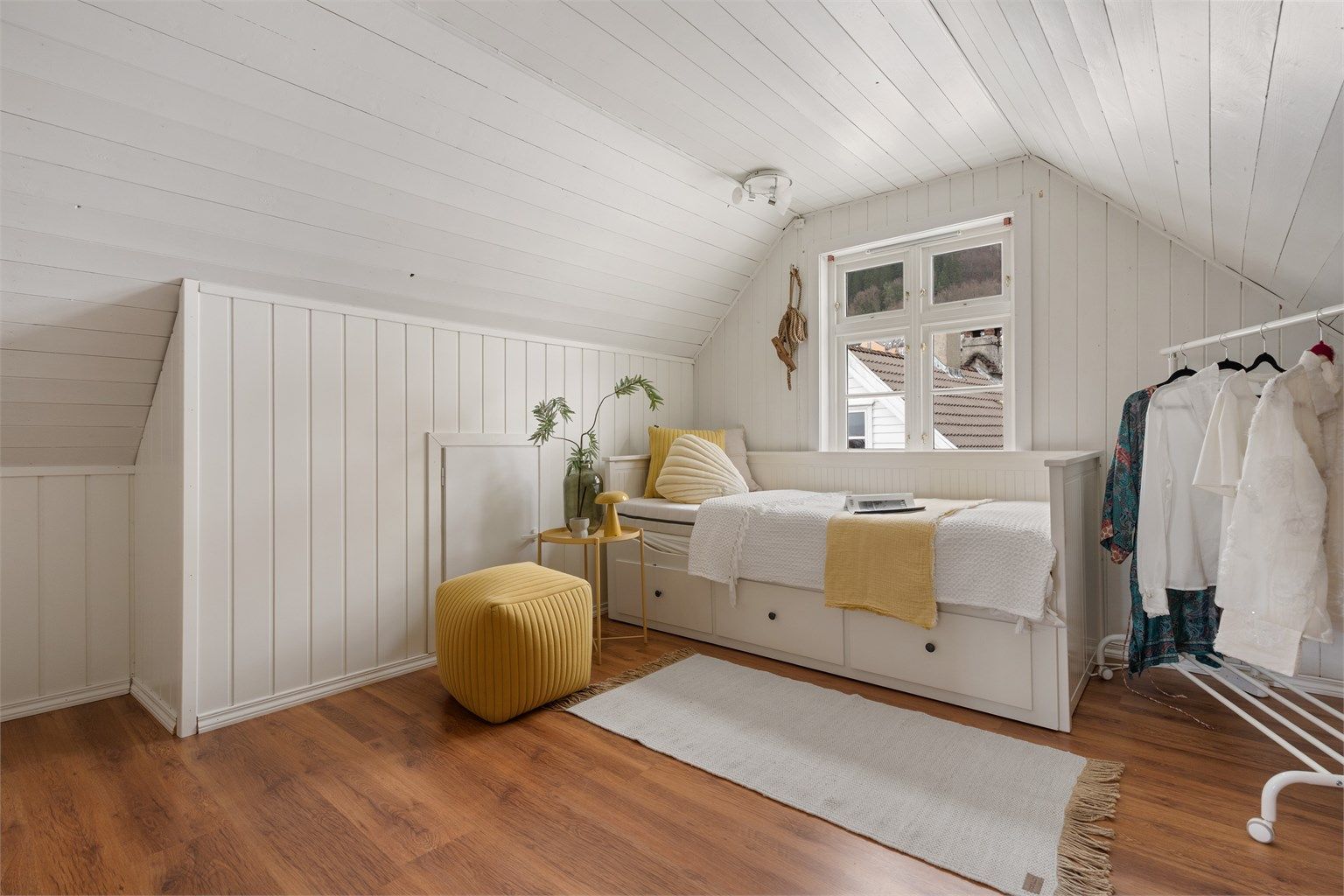 Over loft er det et kryploft som ikke er målbart grunnet lav takhøyde.