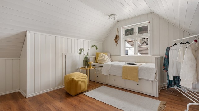 Over loft er det et kryploft som ikke er målbart grunnet lav takhøyde.