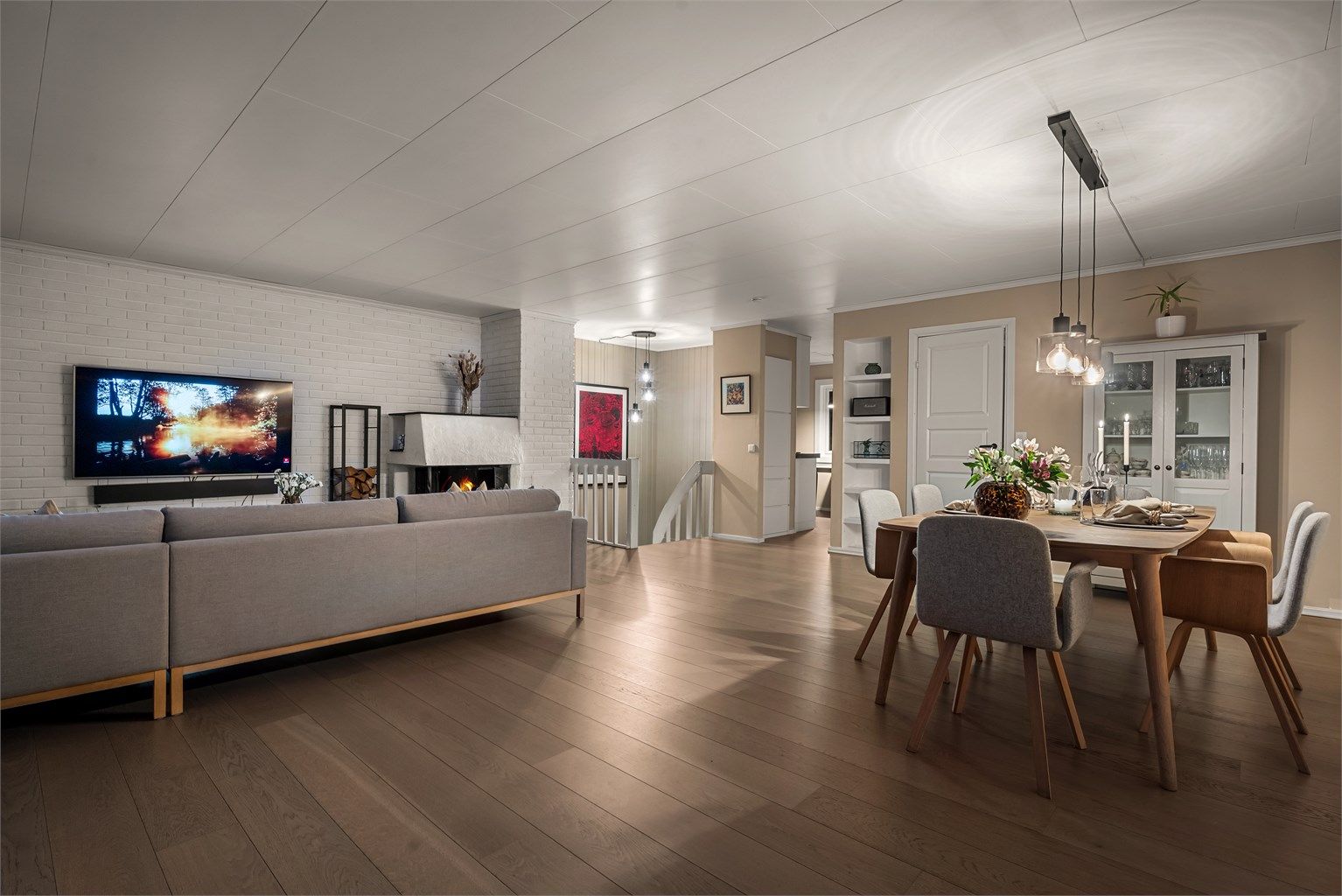 Stuen har en god planløsning som gjør det lett å innrede og peisen skaper hyggelig kveldsstemning!