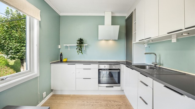 Stilrent Norema-kjøkken fra 2019 i seksjoner.