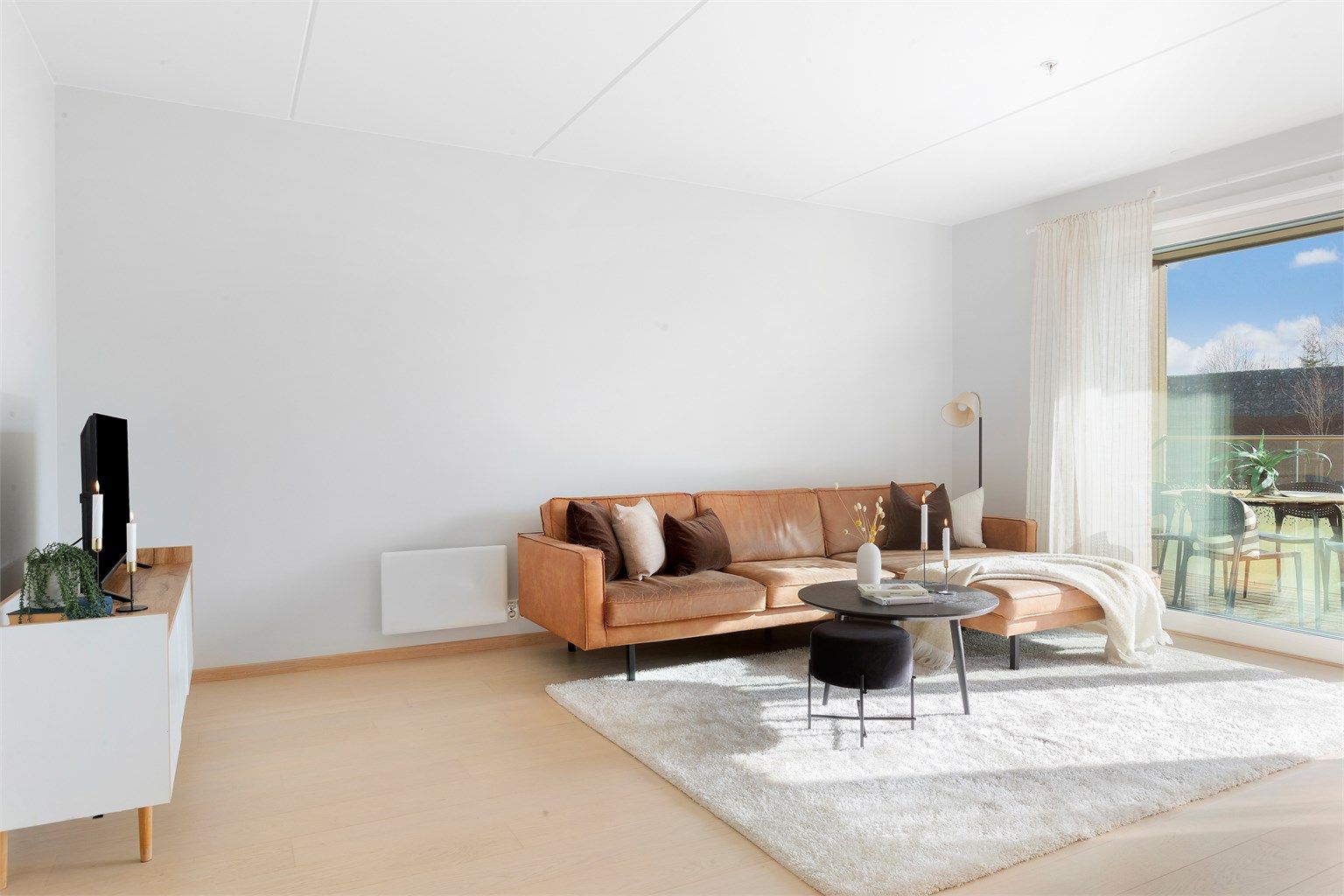 Stuen har parkett på gulvet og malte, slette vegger, som gir et nøytralt og godt utgangspunkt for personlig innredning.