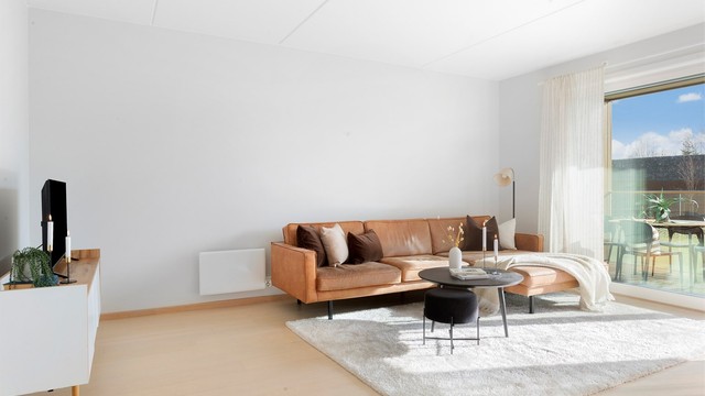 Stuen har parkett på gulvet og malte, slette vegger, som gir et nøytralt og godt utgangspunkt for personlig innredning.