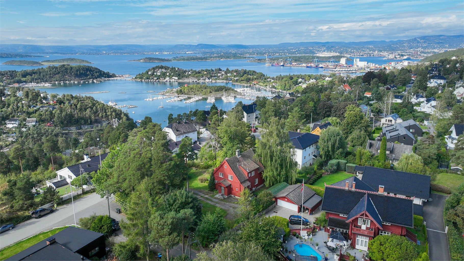Her bor man med kort vei til sentrum, samtidig som man har naturen og fjorden rett utenfor døren.