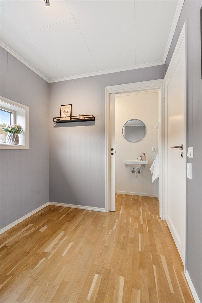 Tilknyttet rommet, er det etablert et praktisk toalettrom