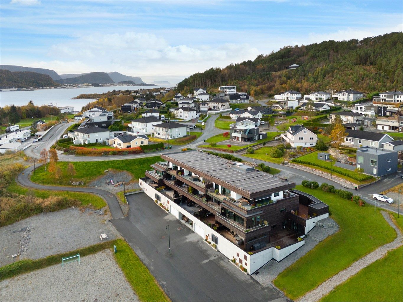 Dronebilde tatt fra øst mot vest 