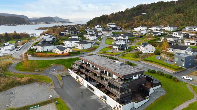 Dronebilde tatt fra øst mot vest