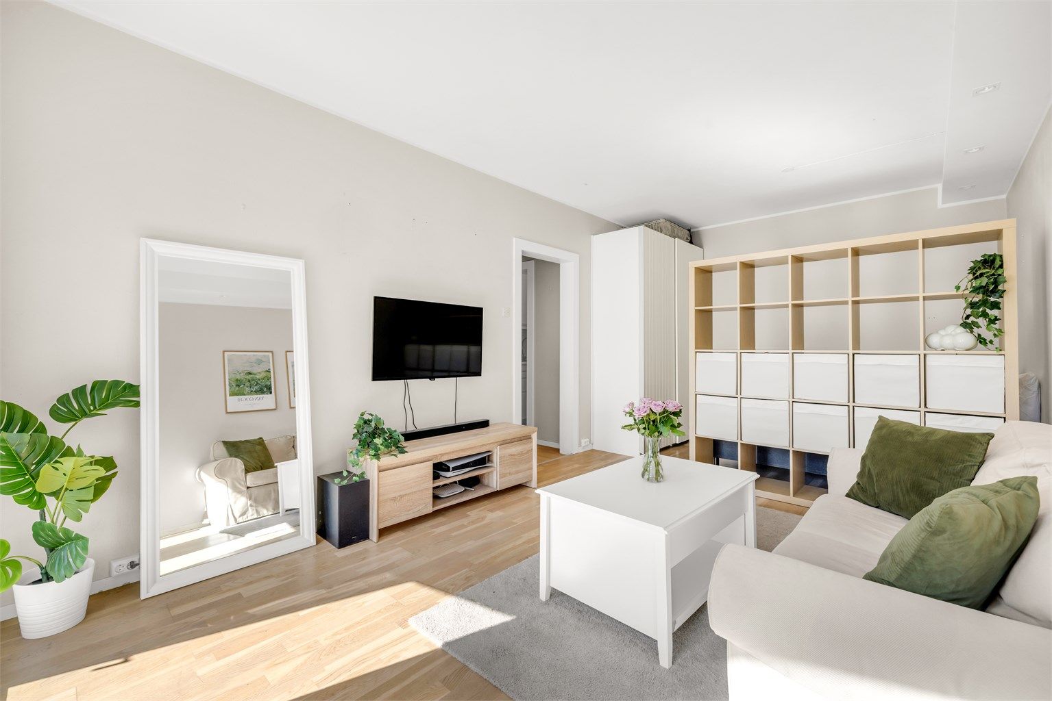 Dette er en smart og arealeffektiv leilighet, beliggende i byggets 4.etasje og består av entré, separat kjøkken, stue, balkong og bad fra 2016. Foto: Bjørnar Solberg.