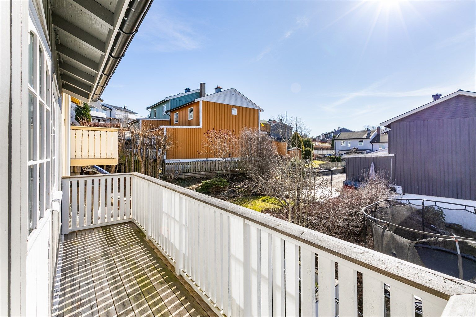 Balkongen er på ca. 5 kvm. og ble gjenoppført rundt 2022. Her er det sol store deler av dagen.