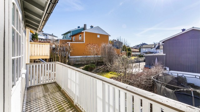 Balkongen er på ca. 5 kvm. og ble gjenoppført rundt 2022. Her er det sol store deler av dagen.