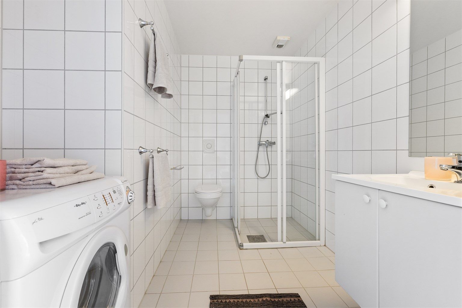 Badet er flislagt og har varmekabler i gulvet. Varmtvann er inkludert i felleskostnader.