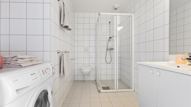 Badet er flislagt og har varmekabler i gulvet. Varmtvann er inkludert i felleskostnader.