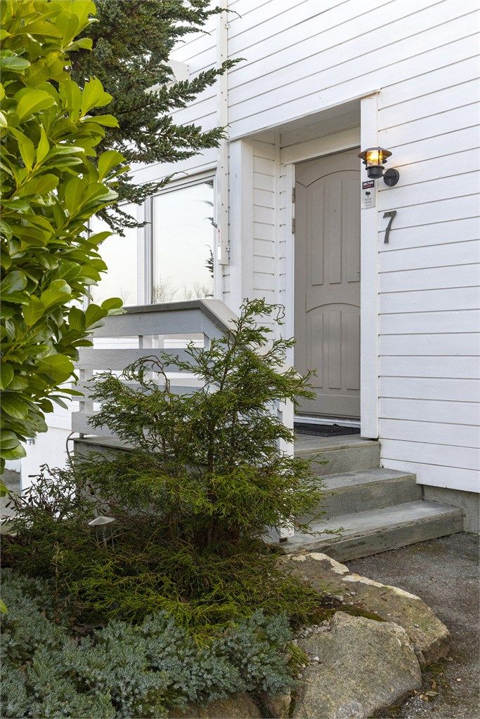 Et innbydende og velholdt inngangsparti.