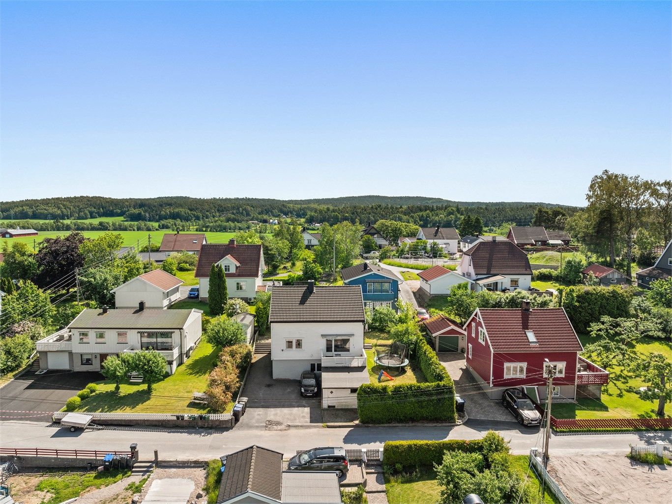 Siden byggeåret 1957 er tomannsboligen oppgradert i flere omganger. Kostnader til ytterligere oppgraderinger bør påregnes.