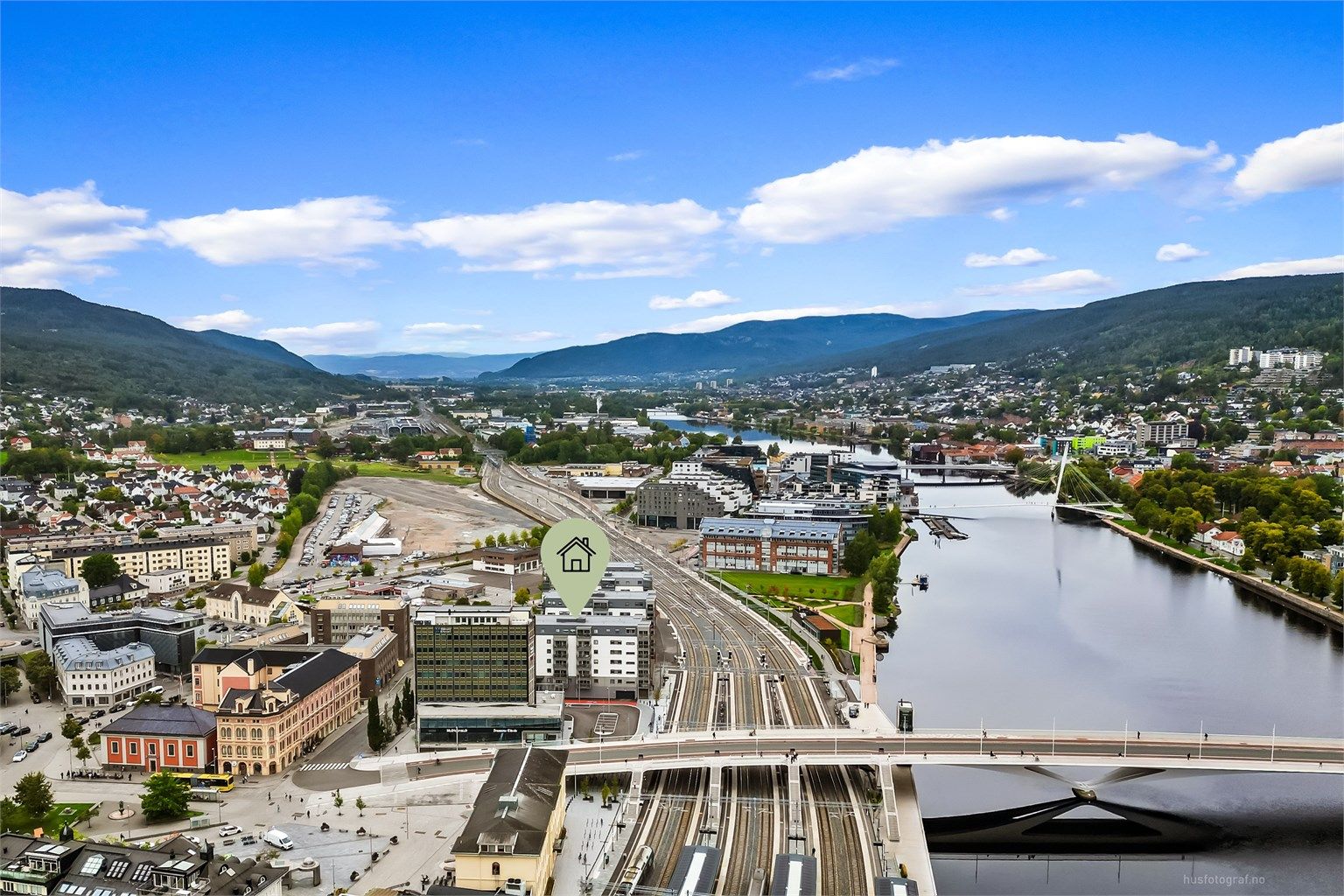 Umiddelbar nærhet til Strømsø Torg og kort gangavstand til Union Brygge samt Bragernes torg.