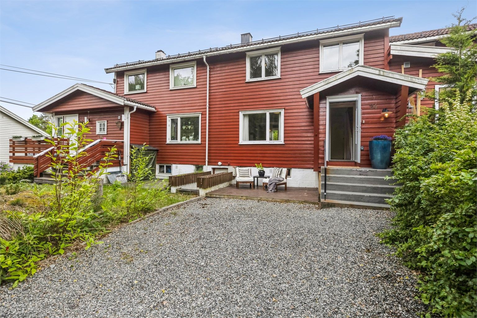 Hyggelig familiebolig over to plan pluss kjeller med meget kort vei til barne- og ungdomsskole og Tangen senter 