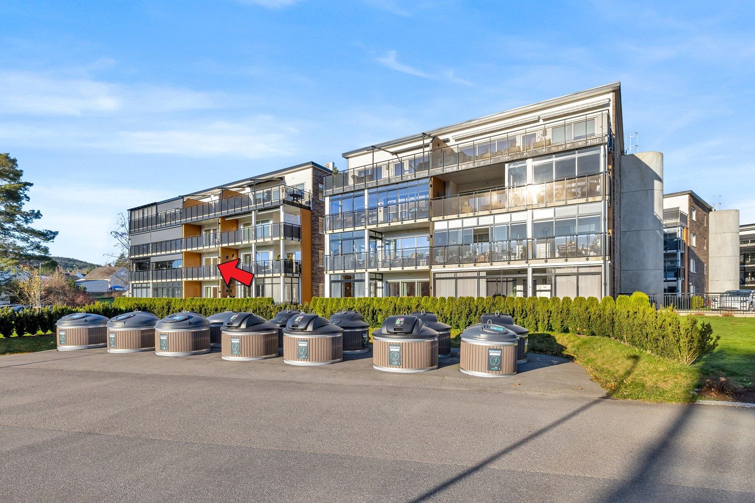 Eiendomsmegler Krogsveen v/Andreas Christophersen ønsker velkommen til Parkveien 28! Flott 3-roms leilighet med garasje og balkong på ca 11 kvm