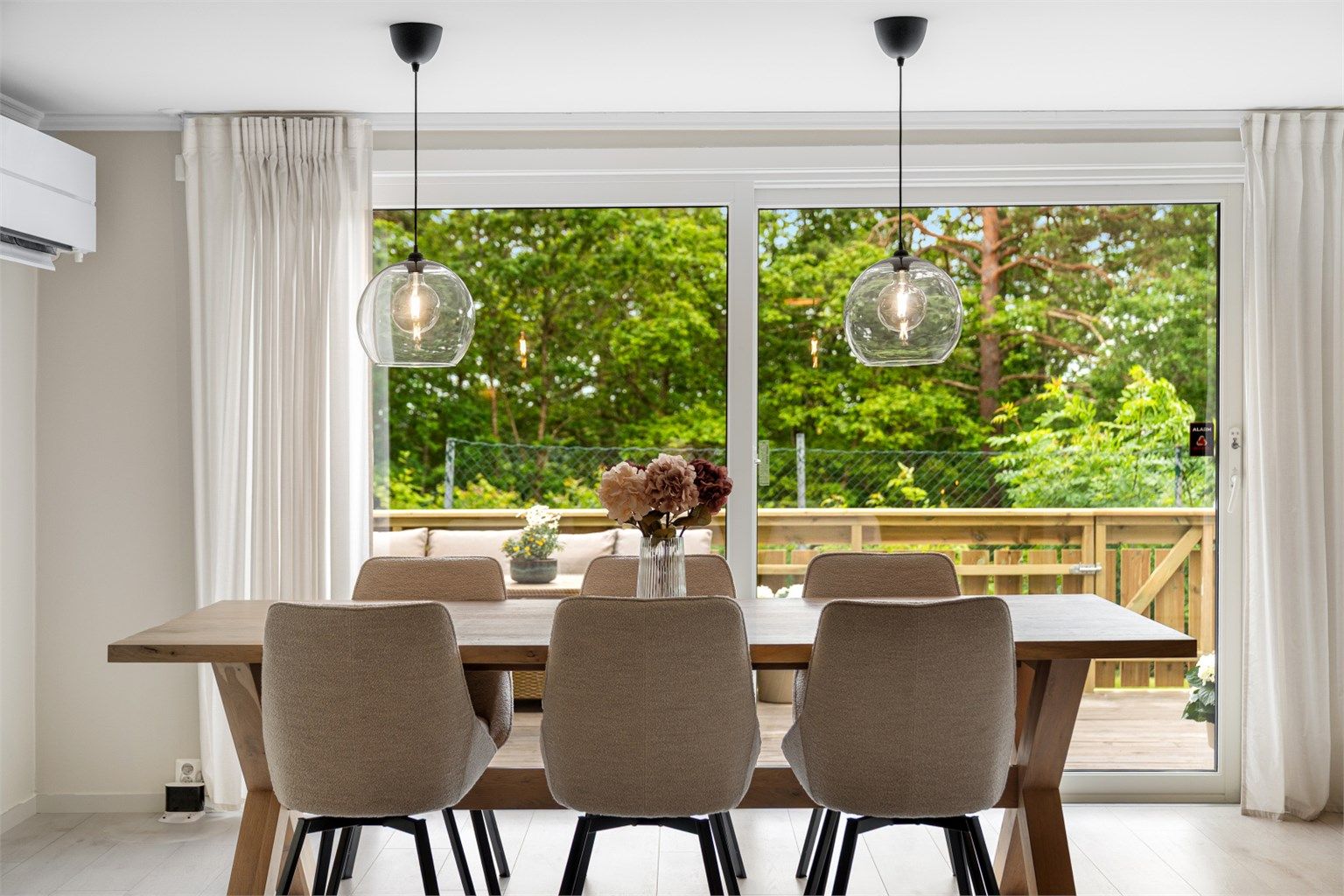 Direkte utgang til terassen fra spiseområdet - Dobbel skyvedør fra 2013 til terrasse