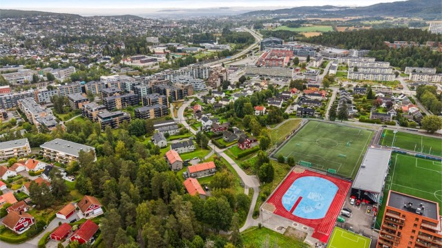 Ragnhilds vei 13A har en ideell beliggenhet, med kort gangavstand til flere kjøpesentre og Lørenskog bussterminal med gode kollektivtilbud