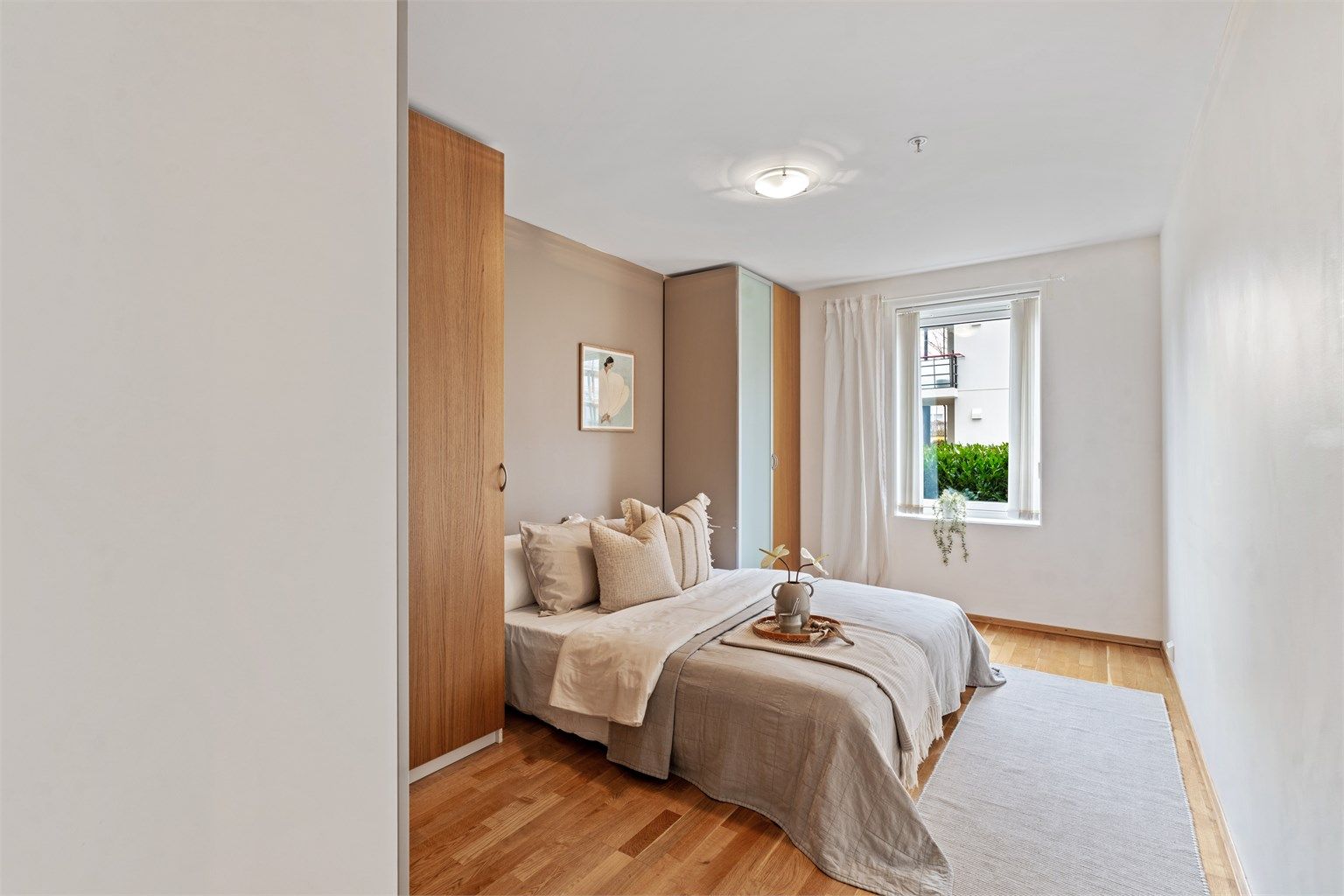 Hovedsoverommet har god plass til dobbeltseng og garderobeløsning.