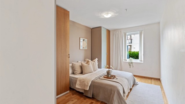 Hovedsoverommet har god plass til dobbeltseng og garderobeløsning.