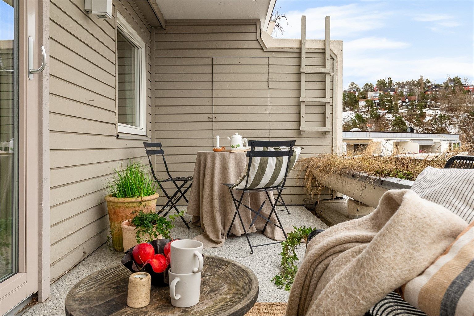 Her kan årets varme dager nytes i en hyggelig sittegruppe. 