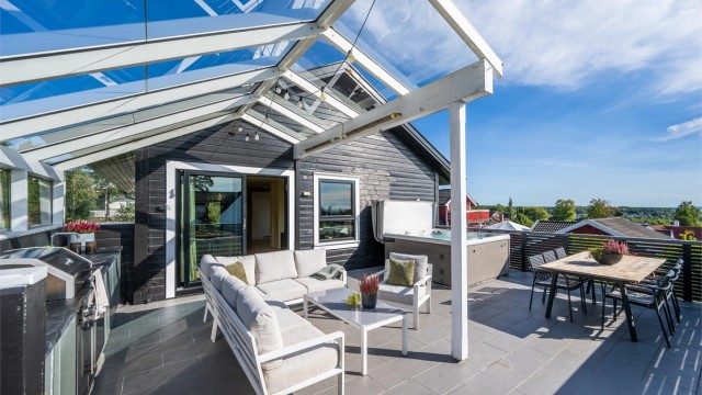 Stor og solrik veranda, delvis innbygget i glass.